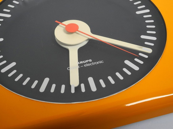Image 1 of Prachtige originele Krups wandklok uit de jaren 70 in een typisch Space Age-design.
