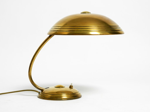 Wunderschöne Mid Century Modern Tischlampe von Helo aus glänzendem Messing