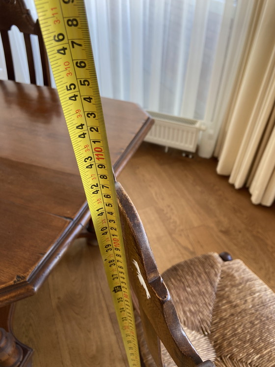 Image 1 of Mesa de castillo antigua con 6 sillas y asiento de mimbre.