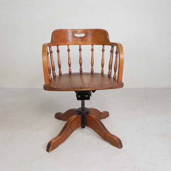 Image 1 of Silla de oficina de roble con sistema de muelles y altura regulable, década de 1930.