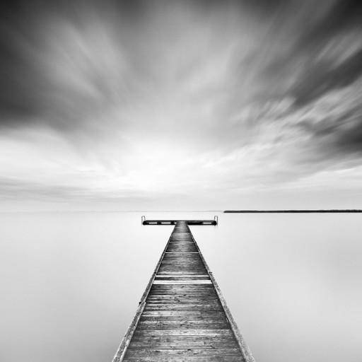 Aquaculture Structures Study 4, Italia – Fotografía Minimalista en Blanco y Negro