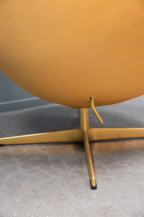 Image 1 of Poltrona a uovo + pouf