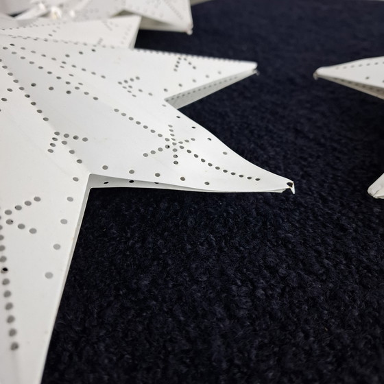 Image 1 of 3 étoiles de Noël vintage en métal perforé blanc des années 70