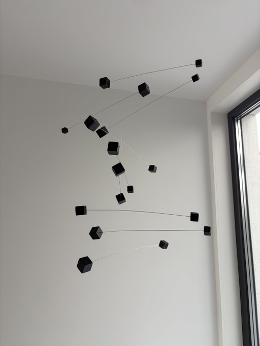 Mobile cinetico artistico – blocchi di legno neri – design moderno – 55 × 50 cm