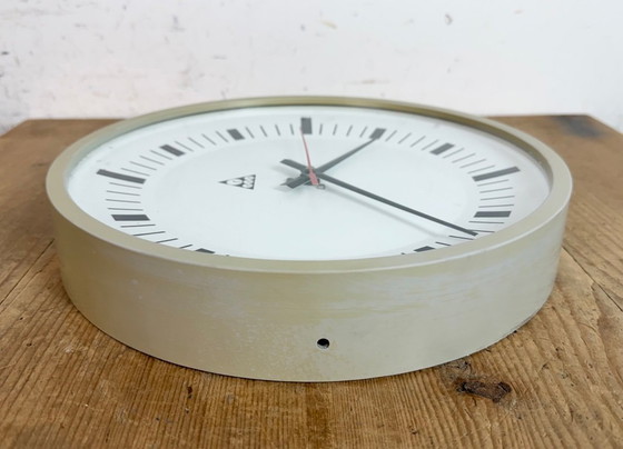 Image 1 of Industrielle graue Bakelit-Wanduhr von Pragotron, 1970er Jahre