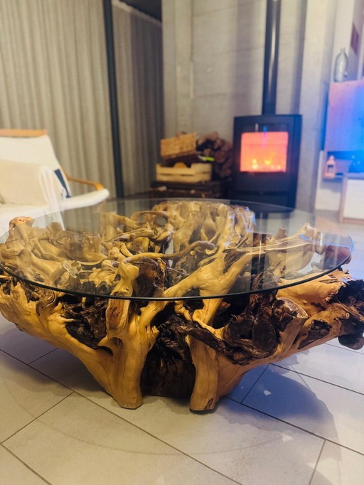 Mesa de centro hecha a mano a partir de un tocón de tejo