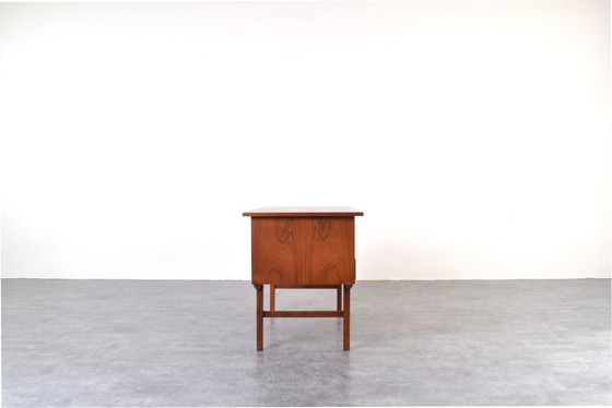 Image 1 of Dänischer Chefschreibtisch aus Teakholz aus der Mitte des Jahrhunderts, 1960er Jahre.