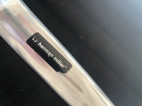 Image 1 of Sillón Vitra EA 124 + Taburete EA 125 – diseño clásico (Herman Miller / Eames)