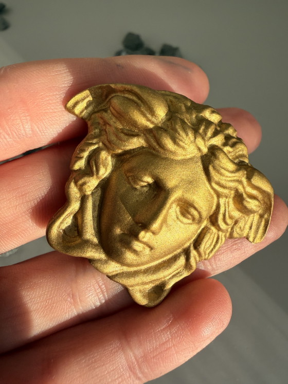 Vintage 90s Gianni Versace Broche Dorée Tête De Méduse – Decoration, Metal, Plastic (photo 3 of 10)