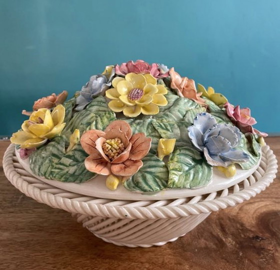 Image 1 of Caja de dulces con flores en relieve