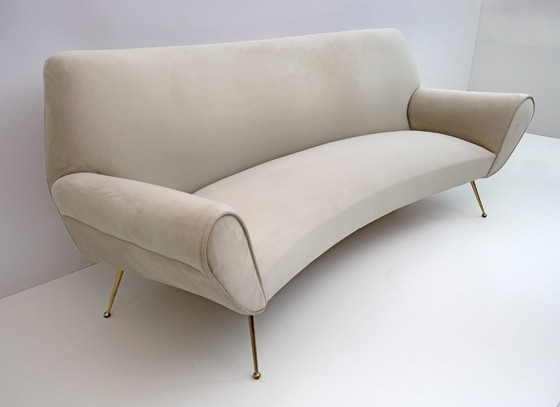 Image 1 of Gigi Radice Mid-Century Modern Italiaanse fluwelen gebogen bank voor Minotti, jaren 50