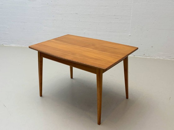 Image 1 of Uitschuifbare eettafel van kersenhout uit Willisau, Zwitserland, jaren 60.
