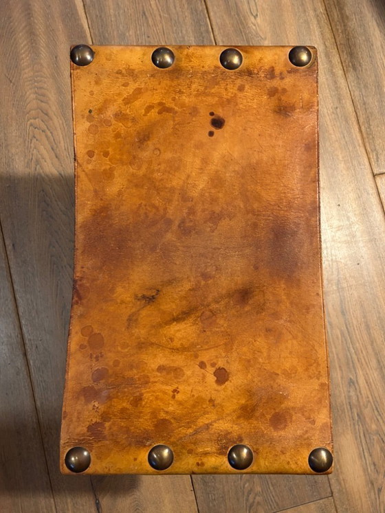 Image 1 of Taburete plegable francés de cuero en pino texturizado, circa 1960.