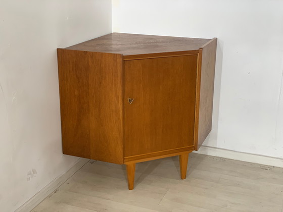 Image 1 of Mid Century armoire d'angle commode vintage