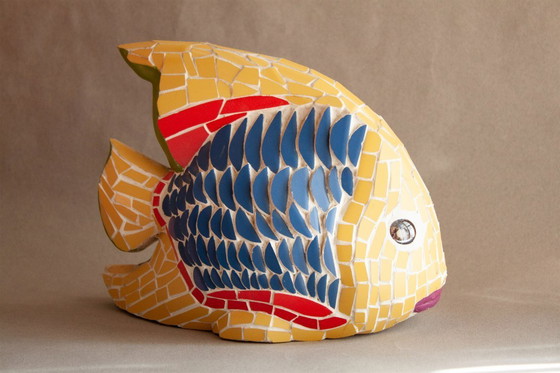 Image 1 of Visfiguur gemaakt met trencadís-mozaïek. Vis. Gaudí. Barcelona. Versierde vis. Nieuw.