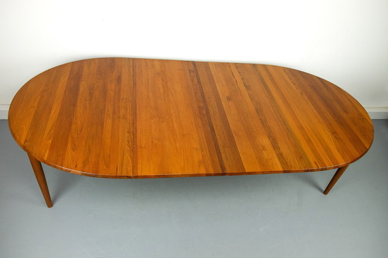 Image 1 of Ovale massief teakhouten eettafel met verlengstukken, jaren 60