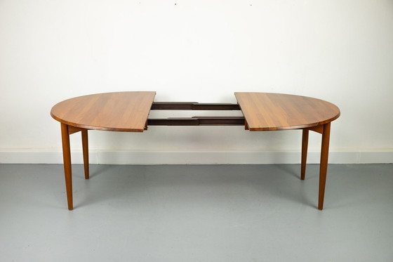 Image 1 of Ovale massief teakhouten eettafel met verlengstukken, jaren 60