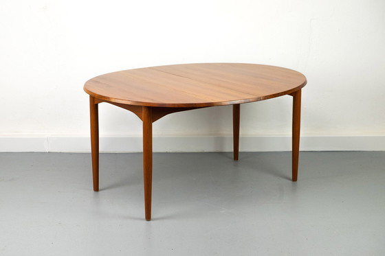 Image 1 of Ovale massief teakhouten eettafel met verlengstukken, jaren 60