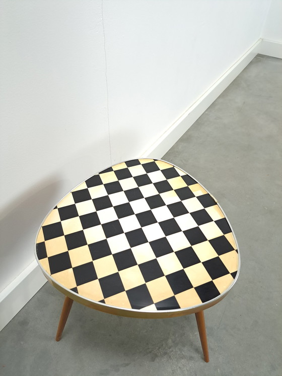Image 1 of Bijzettafel zwart wit geblokt formica blad vintage