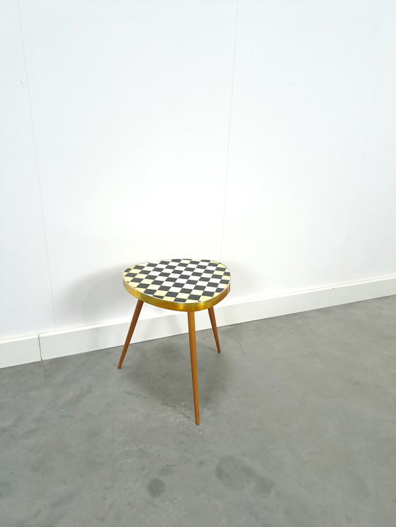 Image 1 of Bijzettafel zwart wit geblokt formica blad vintage