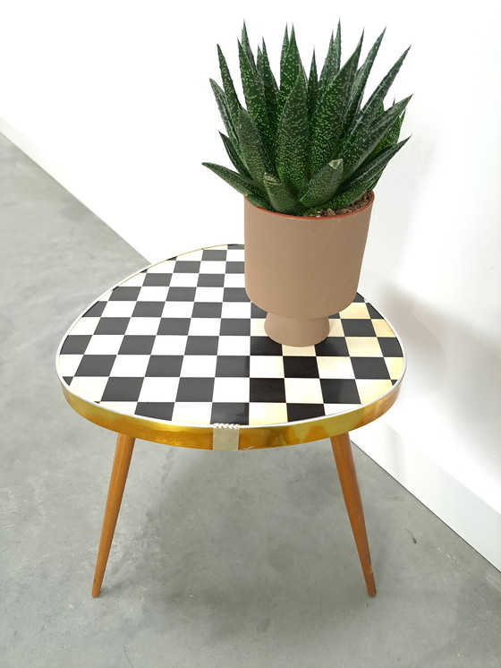 Image 1 of Bijzettafel zwart wit geblokt formica blad vintage