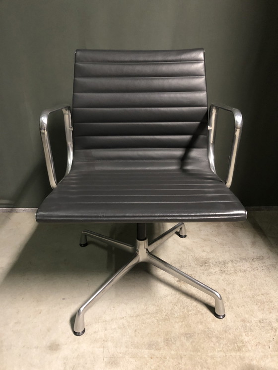 Image 1 of Vitra EA108 draaistoel