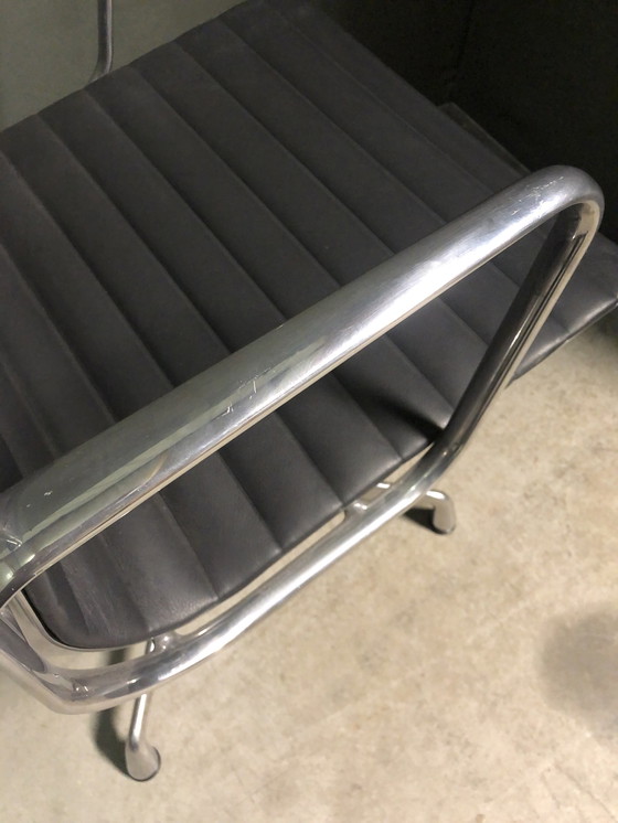 Image 1 of Vitra EA108 draaistoel