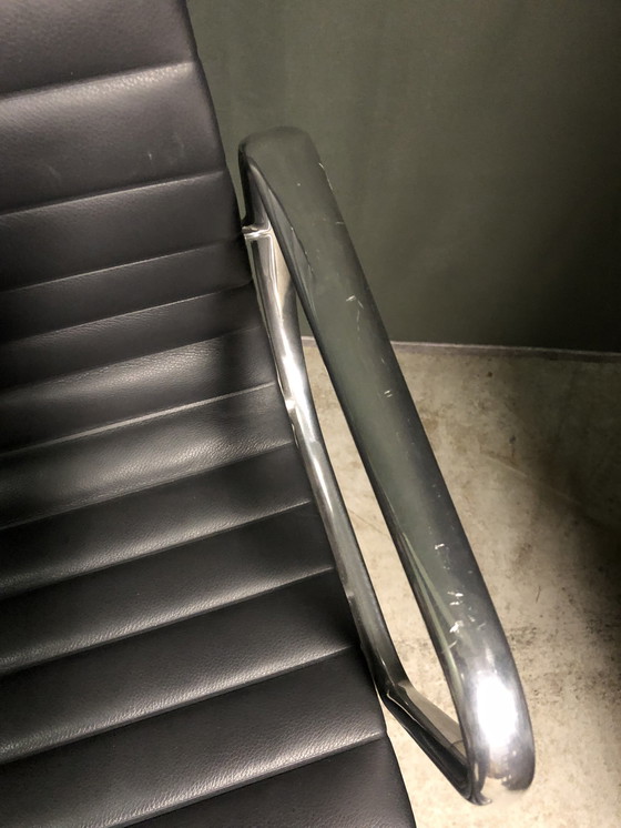 Image 1 of Vitra EA108 draaistoel