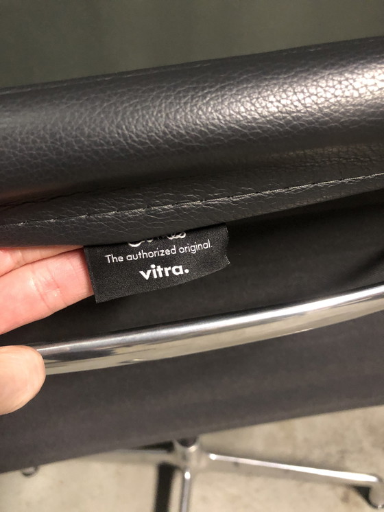 Image 1 of Vitra EA108 draaistoel