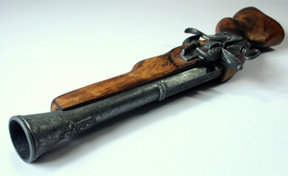 Image 1 of Zwaar pistool (decoratie jachtkamer) van massief hout met tinnen vatting - Vintage