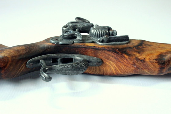 Image 1 of Zwaar pistool (decoratie jachtkamer) van massief hout met tinnen vatting - Vintage