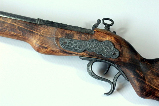 Image 1 of Zwaar pistool (decoratie jachtkamer) van massief hout met tinnen vatting - Vintage