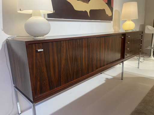 Dressoir van modern rozenhout en chroom