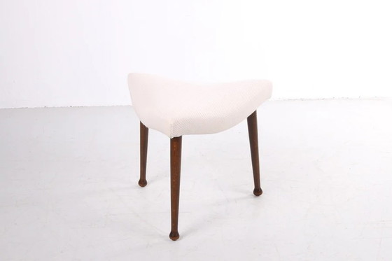 Image 1 of Scandinavische hocker opnieuw gestoffeerd ontwerp jaren60