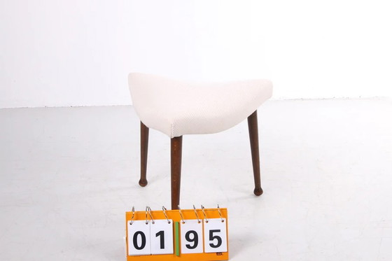 Image 1 of Scandinavische hocker opnieuw gestoffeerd ontwerp jaren60