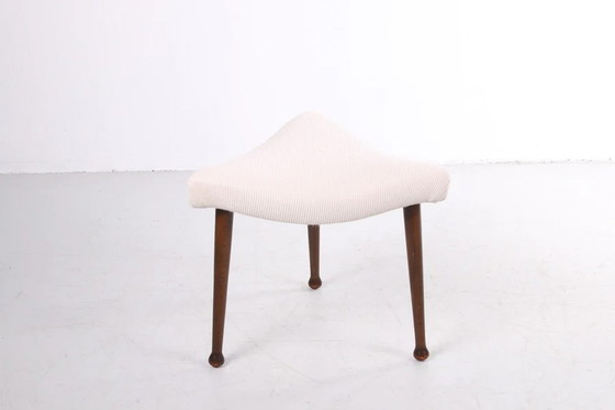 Image 1 of Scandinavische hocker opnieuw gestoffeerd ontwerp jaren60