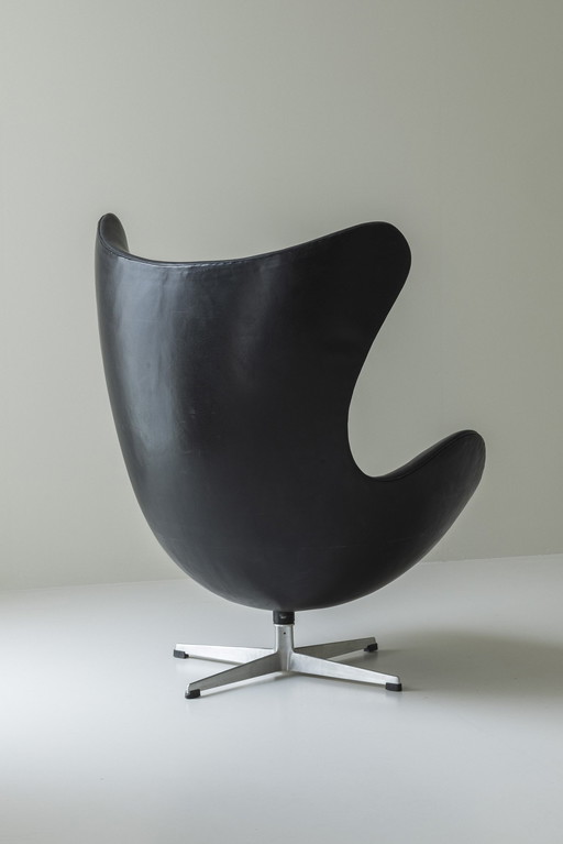 Vroege 'Egg' fauteuil ontworpen door Arne Jacobsen voor Fritz Hansen, Denemarken 1958.