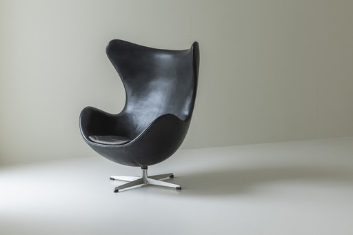 Vroege 'Egg' fauteuil ontworpen door Arne Jacobsen voor Fritz Hansen, Denemarken 1958.