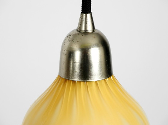 Image 1 of Prachtige gele en witte Italiaanse Mid Century Murano glazen hanglamp in zeldzaam ontwerp