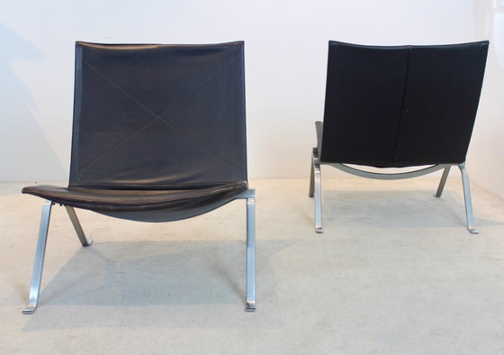 Image 1 of Bruin lederen PK22 stoelen van Poul Kjærholm voor Fritz Hansen