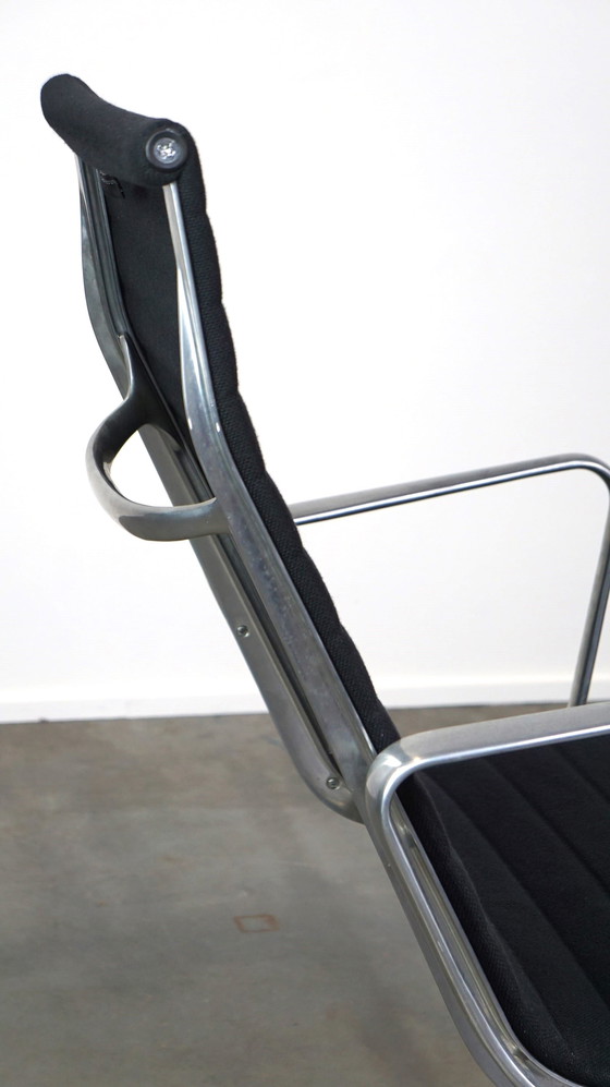 Image 1 of Design Vitra draaifauteuil model EA 116