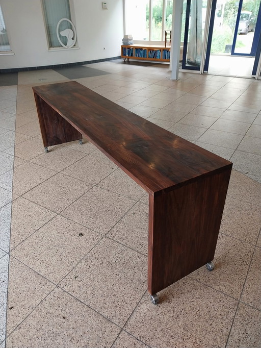 Bijzettafel massief hout op wielen