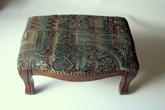 Image 1 of Charmant Krukje Hout Met Bekleding En Metalen Klinknagels, Vintage Uit De Jaren '70