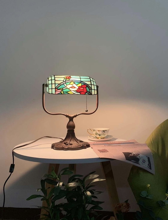 Image 1 of Tiffany stijl getint glazen bloem lamp. Vintage