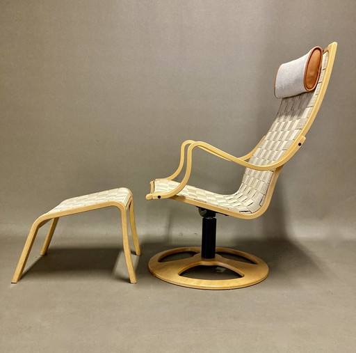 Scandinavische design draaifauteuil en voetenbank.