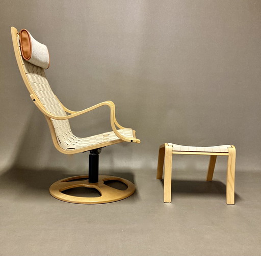 Scandinavische design draaifauteuil en voetenbank.