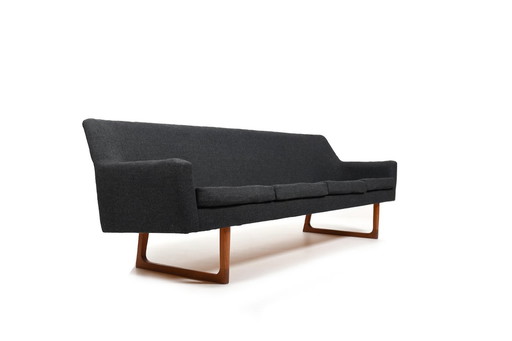 Grote mid-century Deense sofa met teakhouten sledepoten