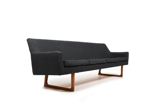 Image 1 of Grote mid-century Deense sofa met teakhouten sledepoten