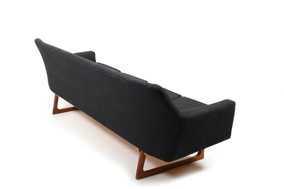 Image 1 of Grote mid-century Deense sofa met teakhouten sledepoten