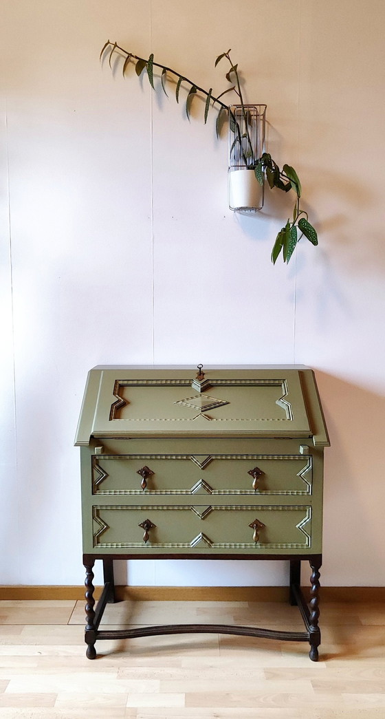 Image 1 of Vintage Secretaire In Een Groen Jasje 